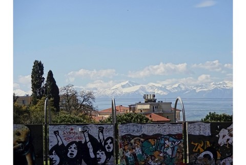 Blick auf die schneebedeckten Berge
